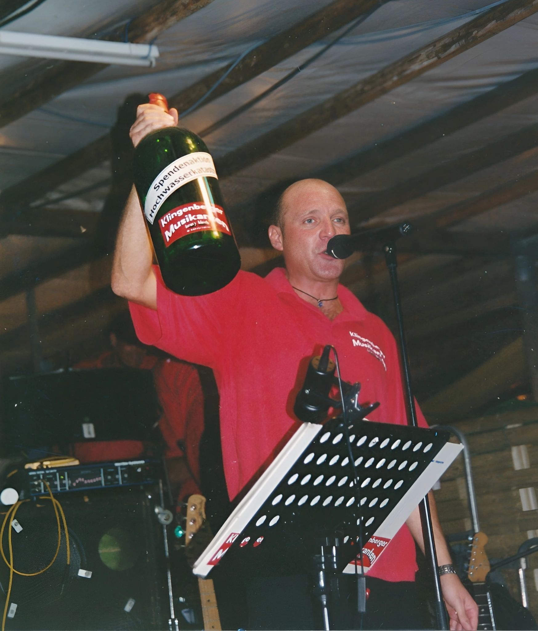 Spendensammlung für die Opfer der Flutkatastrophe am Winzerfest 2002